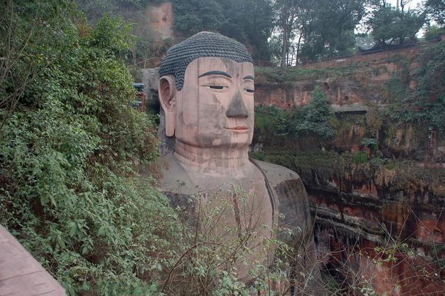樂(lè)山大佛為何以屹立千年？又為何既不雙手合十也不打坐呢？