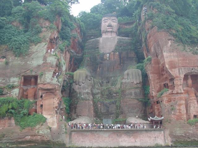 樂(lè)山大佛為何以屹立千年？又為何既不雙手合十也不打坐呢？